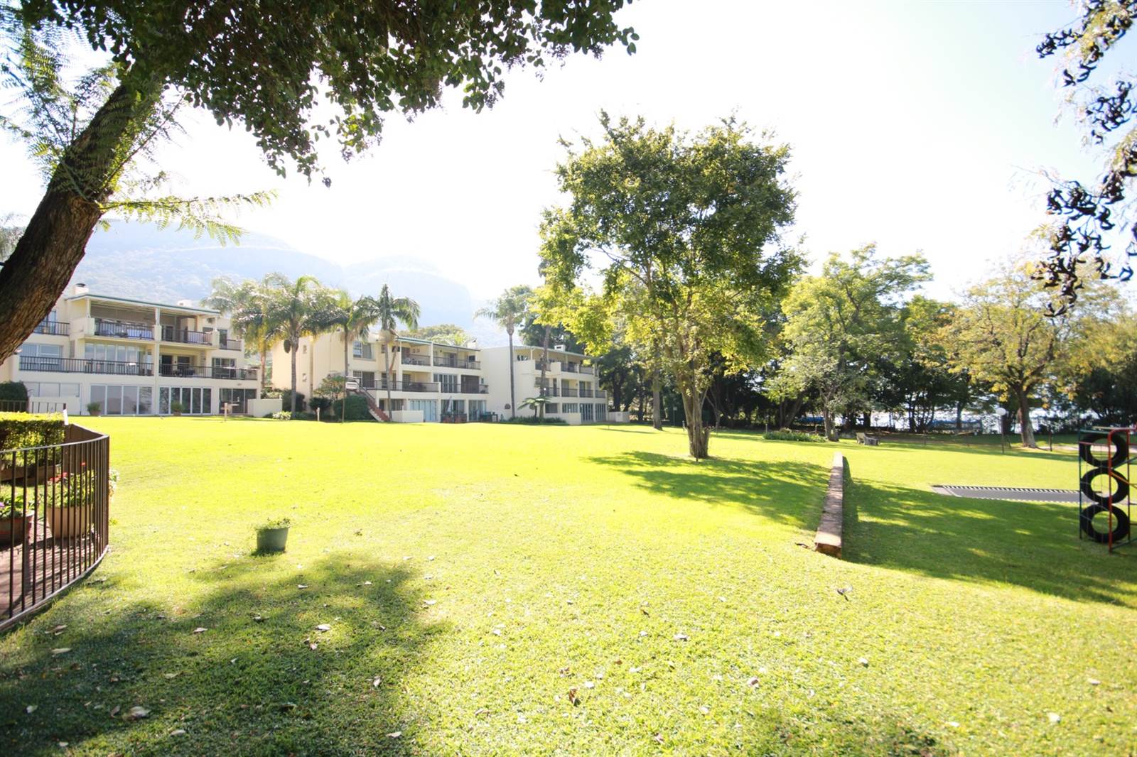 2 Bed Apartment in Hartbeespoort Dam photo number 22