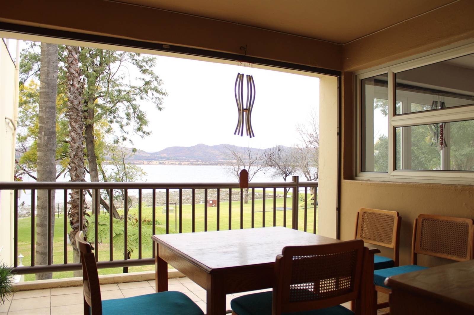 2 Bed Apartment in Hartbeespoort Dam photo number 17