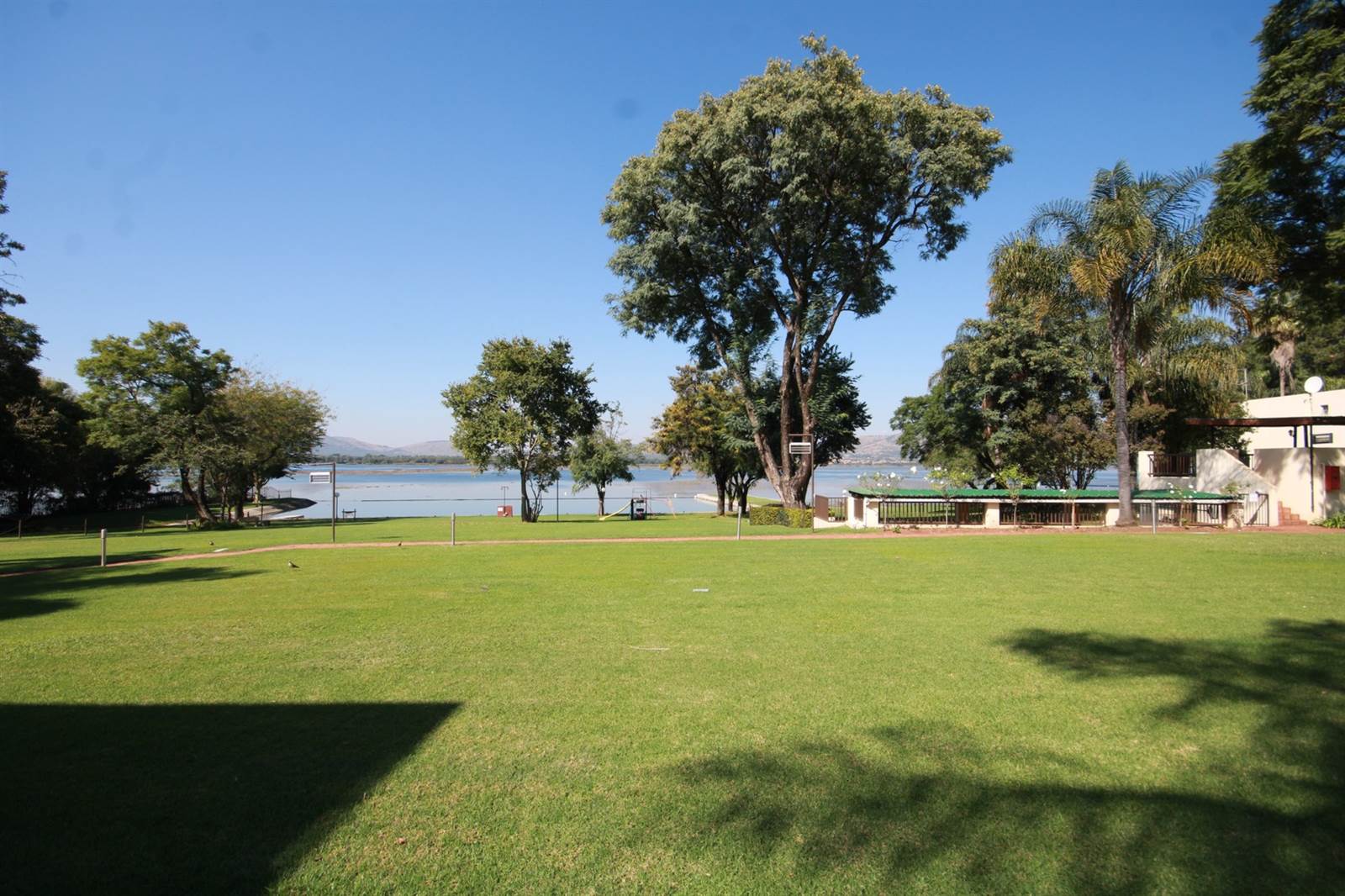 2 Bed Apartment in Hartbeespoort Dam photo number 21