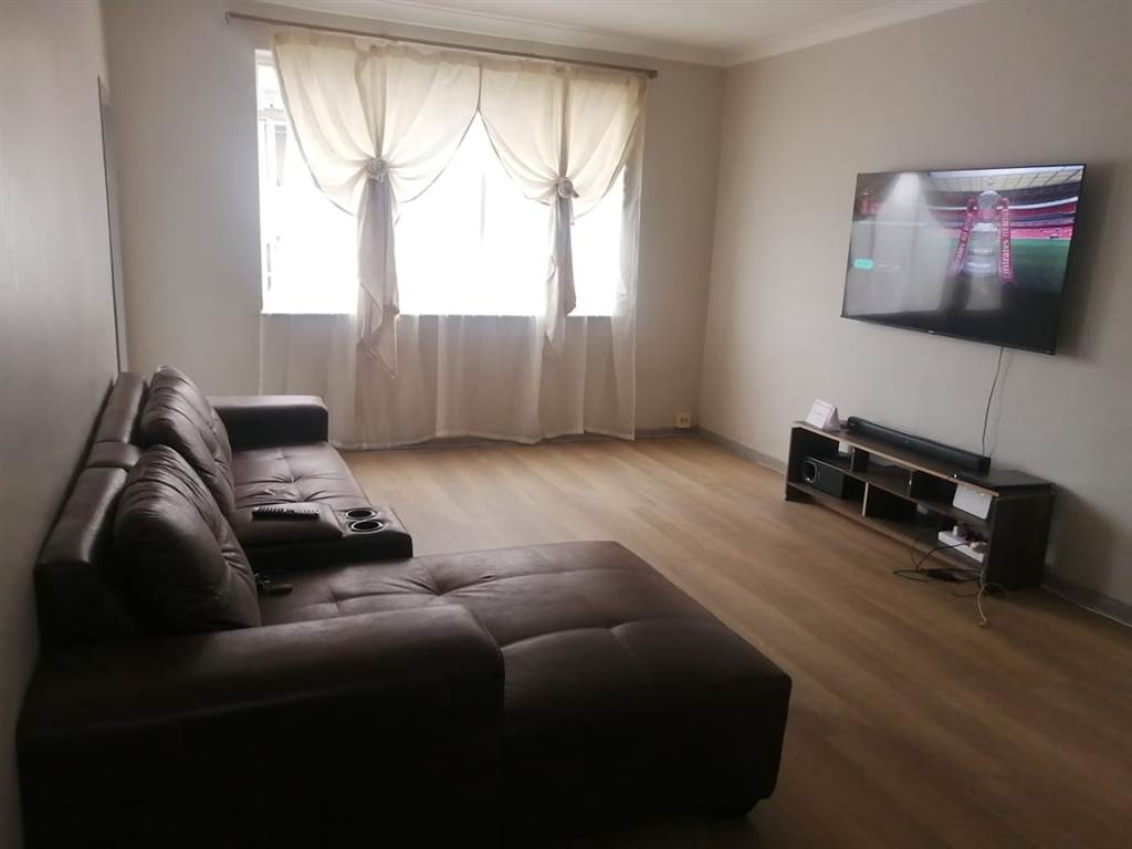 1.5 Bed Apartment in Sunnyside photo number 1