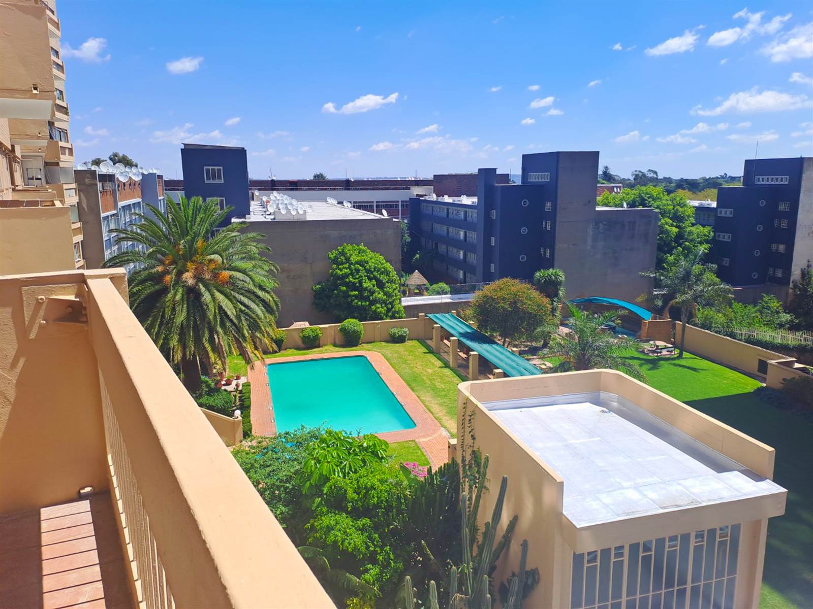 2 Bed Apartment in Parktown photo number 2