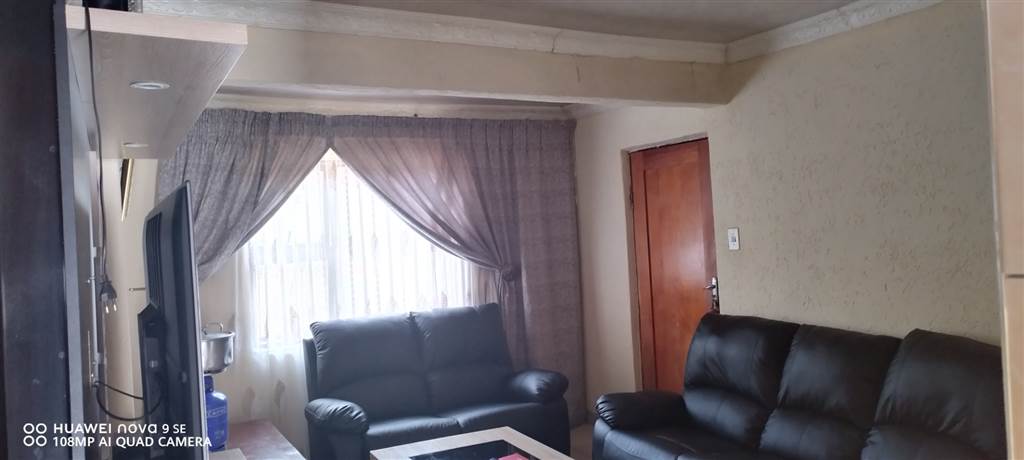 3 Bed House in Etwatwa photo number 11