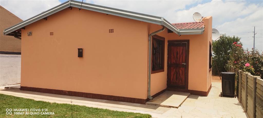 3 Bed House in Etwatwa photo number 2