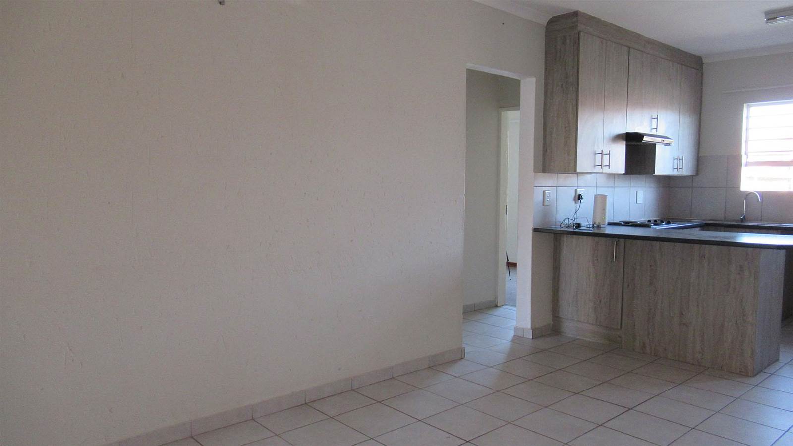 3 Bed Townhouse in Ruimsig photo number 5