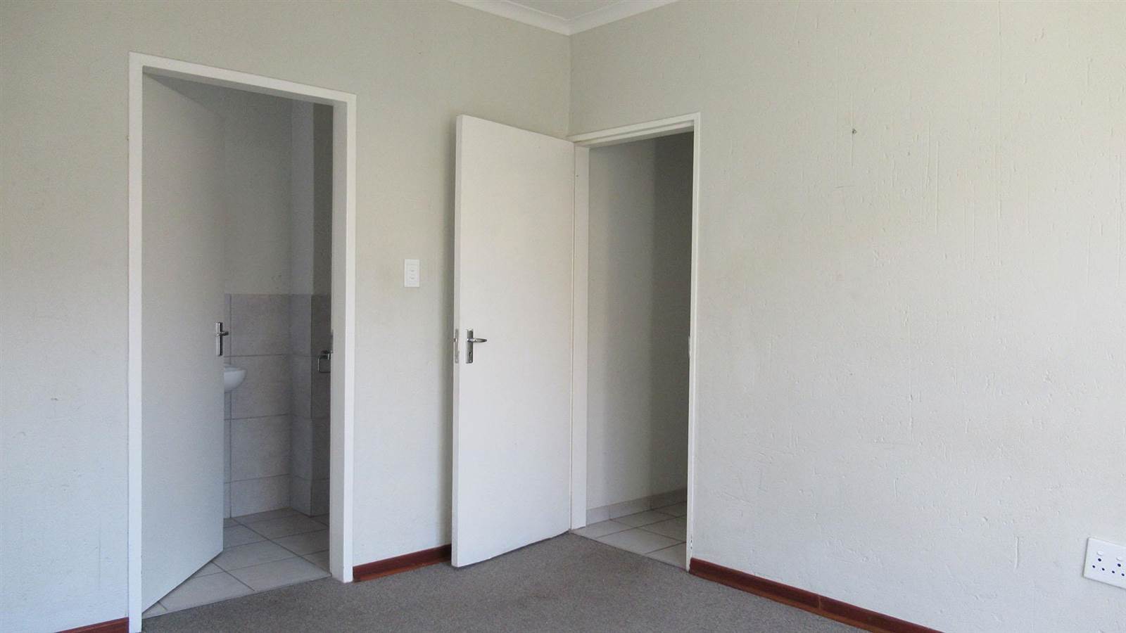 3 Bed Townhouse in Ruimsig photo number 13