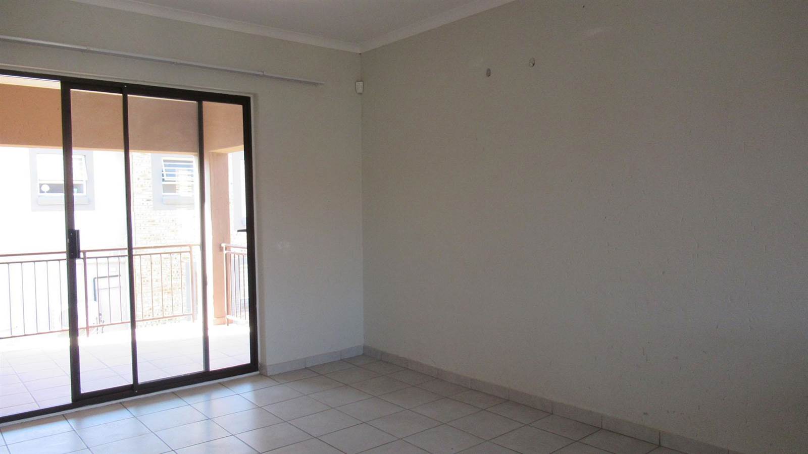 3 Bed Townhouse in Ruimsig photo number 8