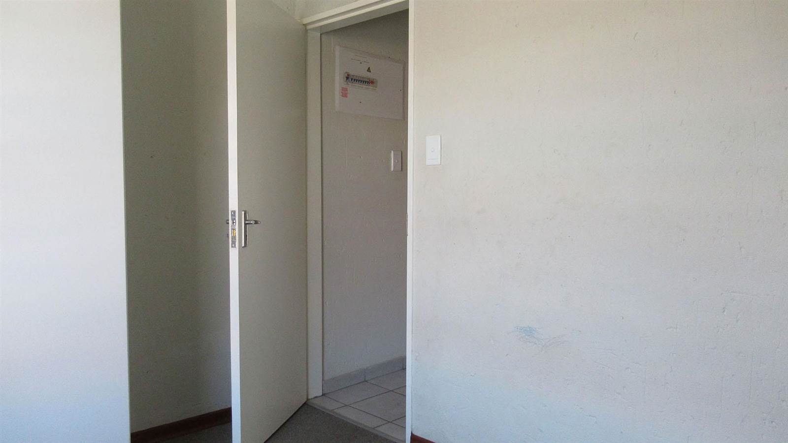 3 Bed Townhouse in Ruimsig photo number 9