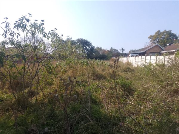 1 605 m² Land