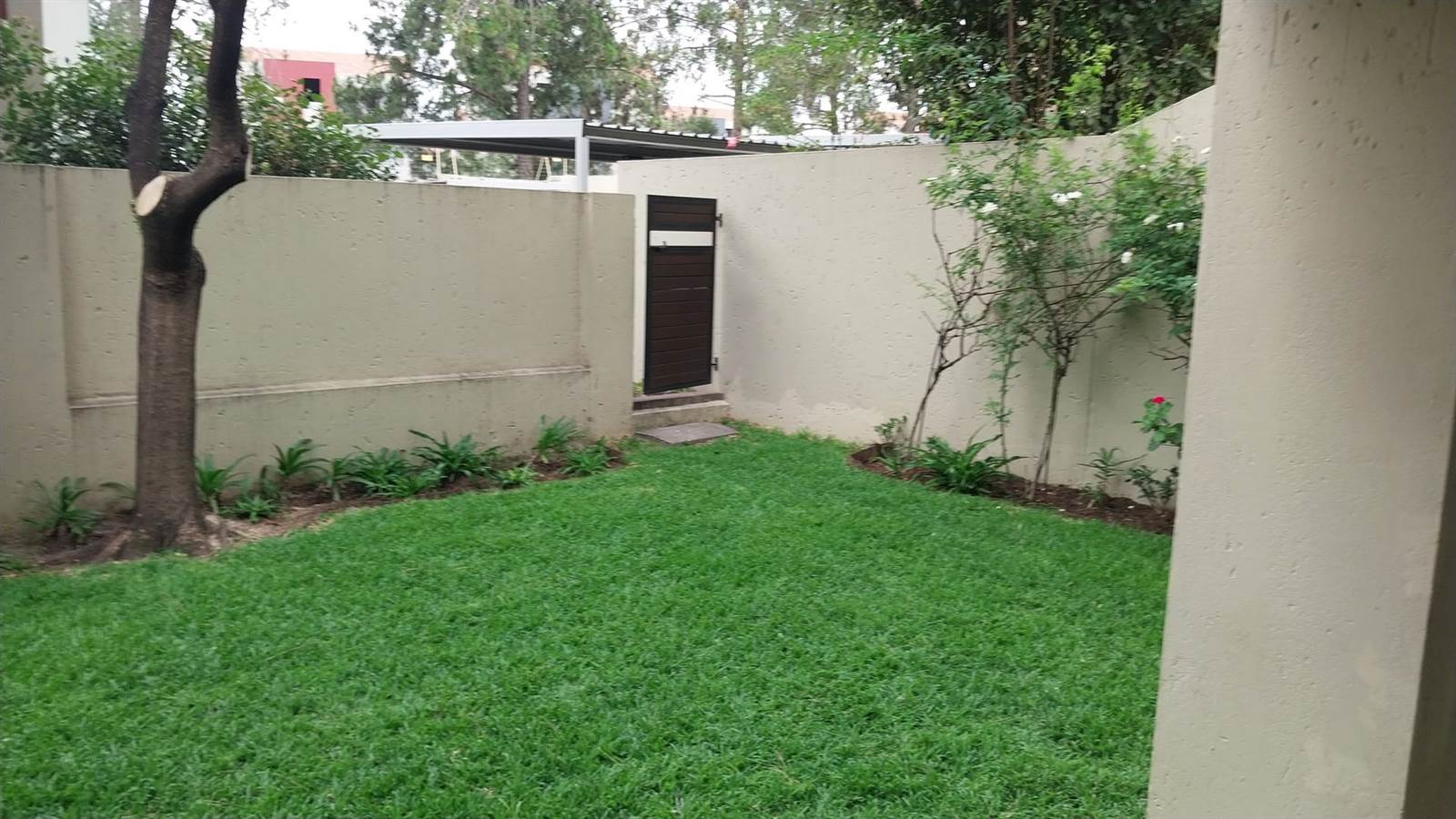 2 Bed Apartment in Fourways photo number 3