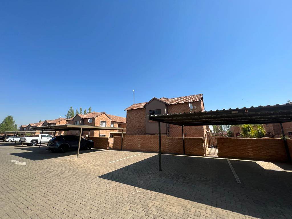 2 Bed Townhouse in Bloemfontein photo number 5