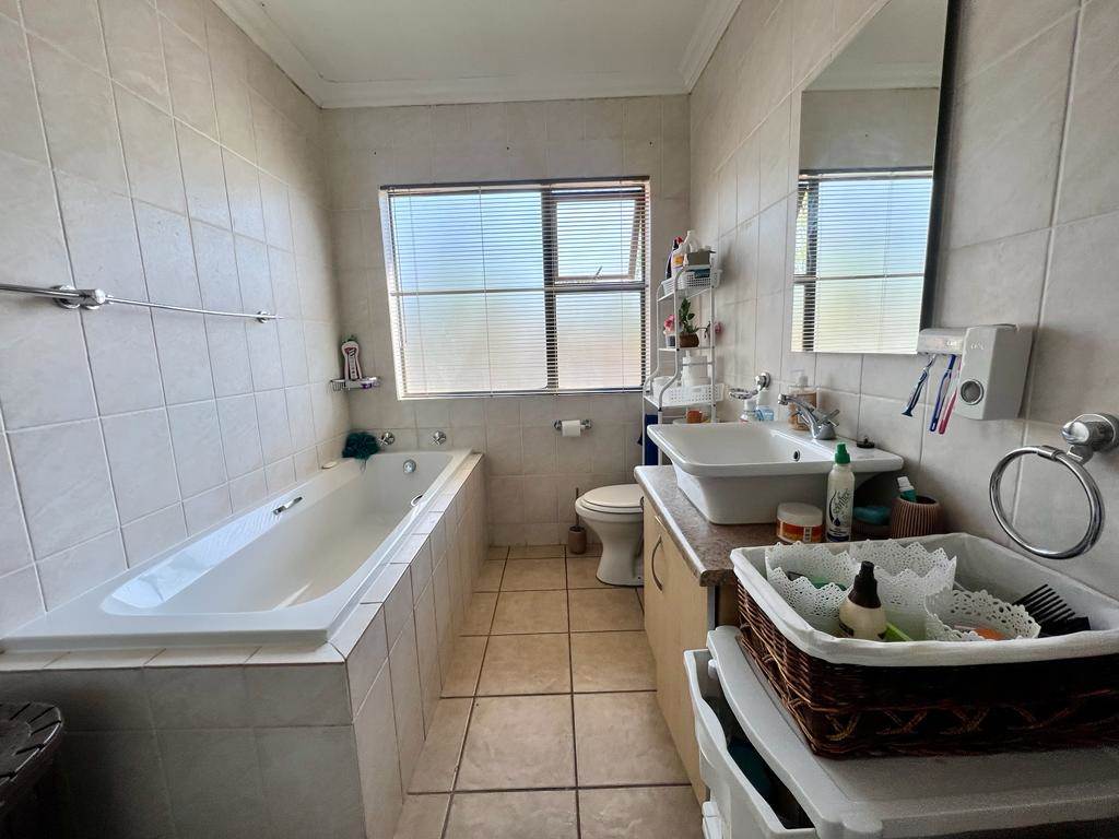 2 Bed Townhouse in Bloemfontein photo number 4