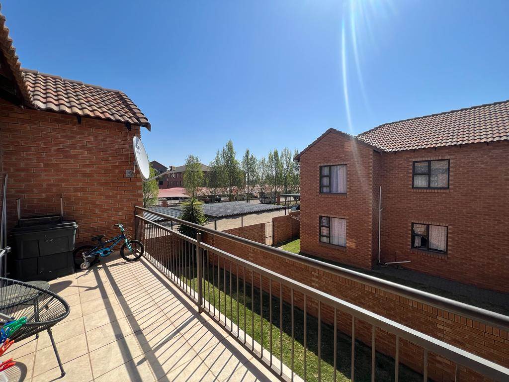 2 Bed Townhouse in Bloemfontein photo number 12