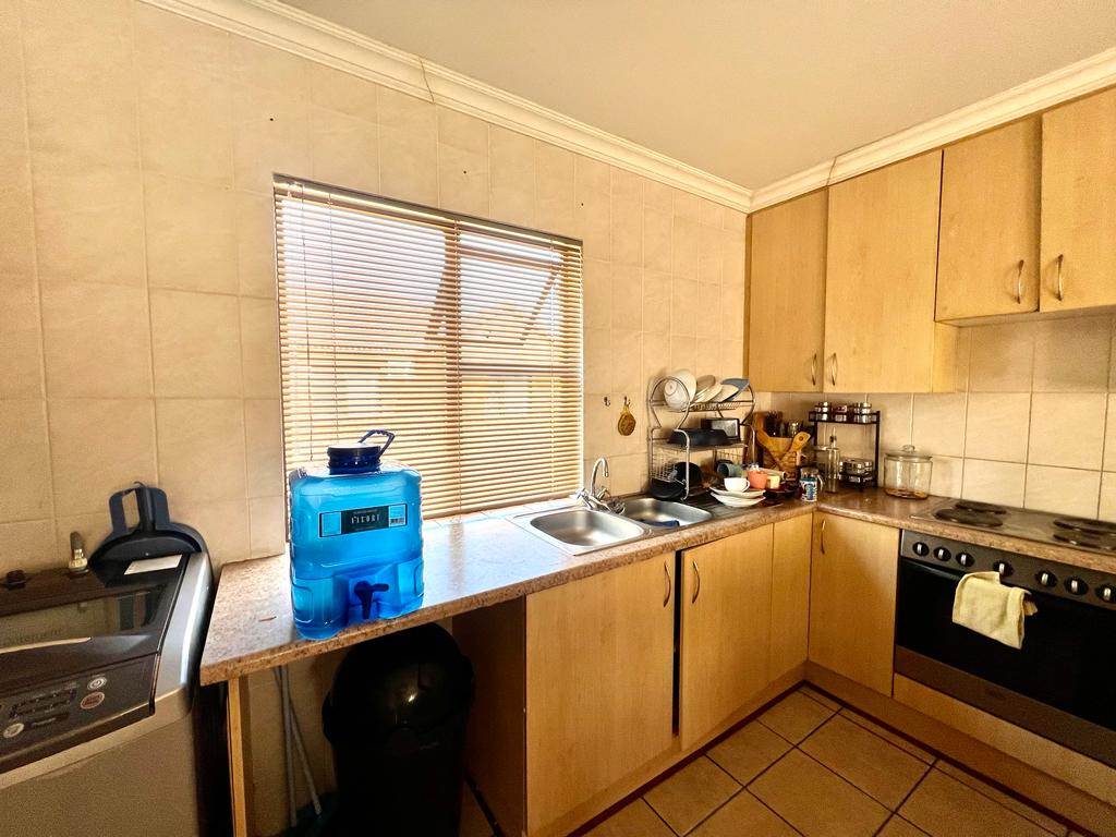 2 Bed Townhouse in Bloemfontein photo number 2