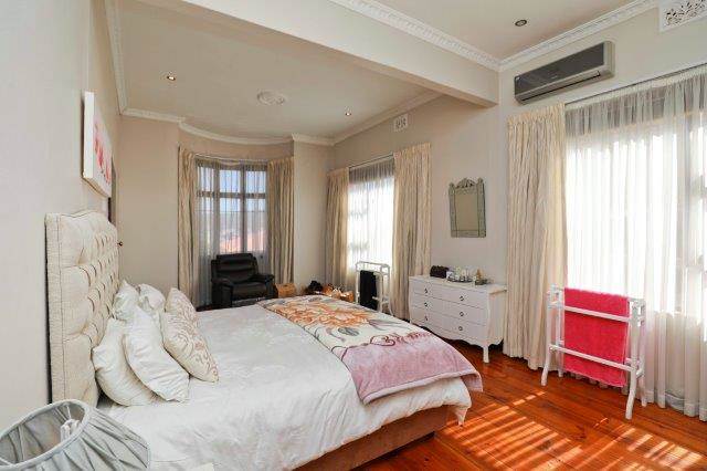 4 Bed House in Walmer Estate photo number 16