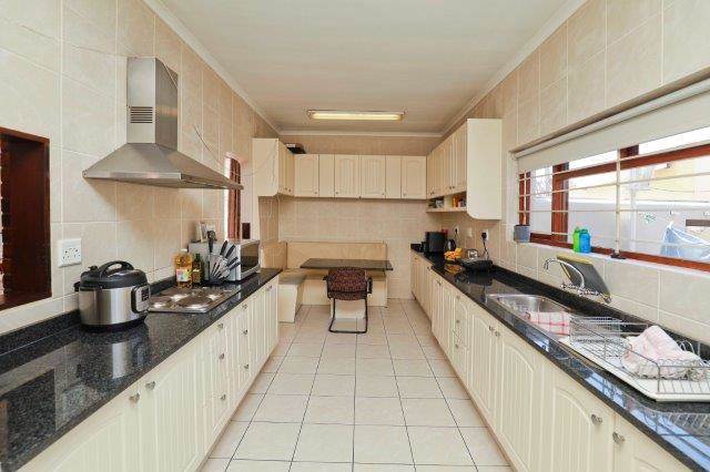 4 Bed House in Walmer Estate photo number 12