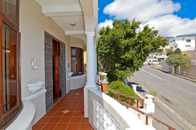 4 Bed House in Walmer Estate photo number 4