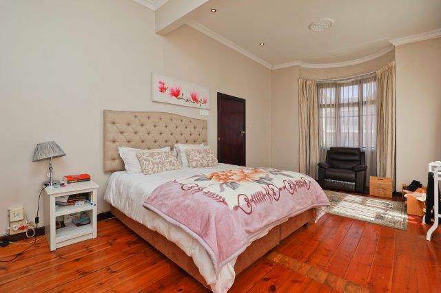 4 Bed House in Walmer Estate photo number 14