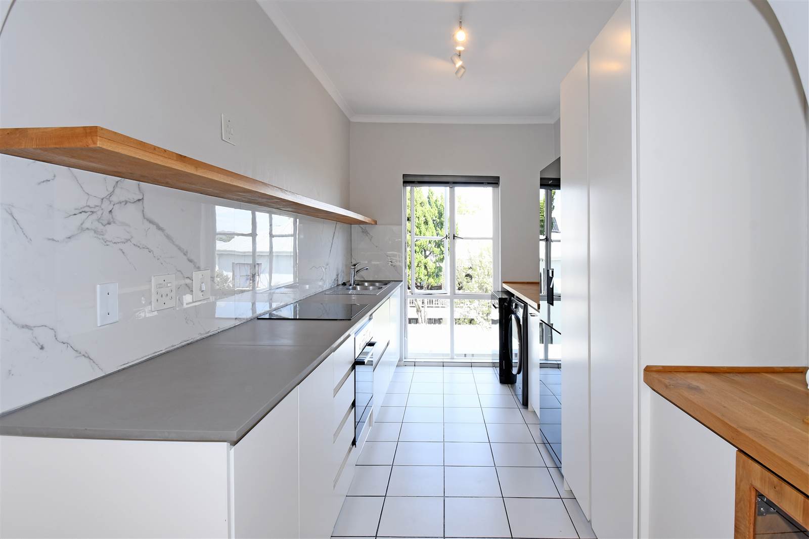 2 Bed Apartment in Craighall Park photo number 4