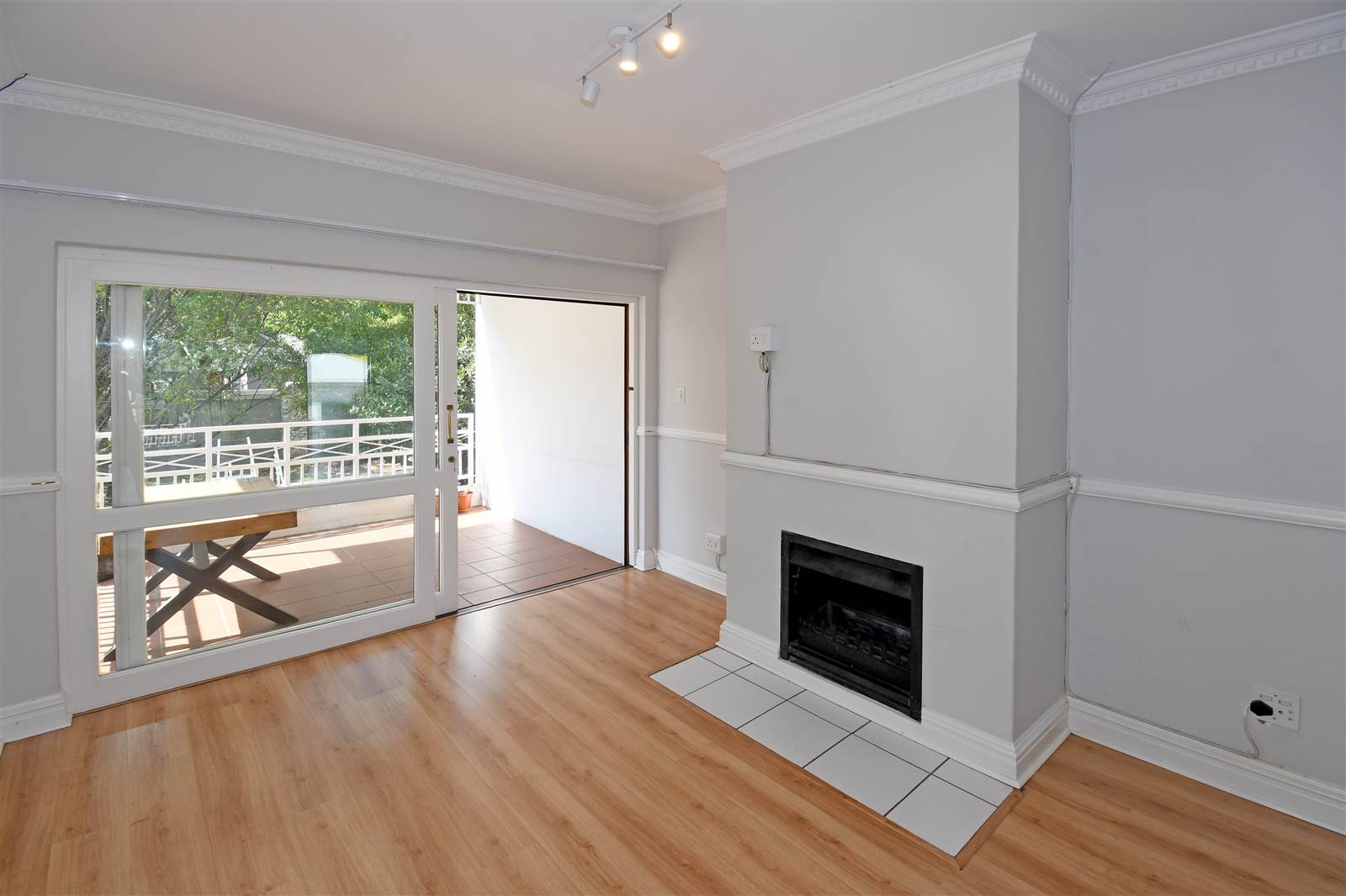 2 Bed Apartment in Craighall Park photo number 12
