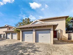 3 Bed Duplex in Ruimsig Country Estate