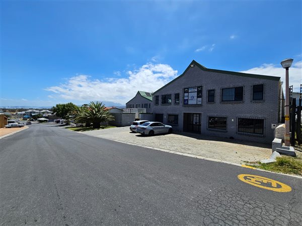 1608  m² Industrial space in Gordons Bay Central