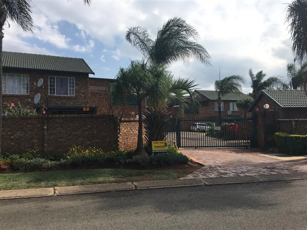 2 Bed Apartment in Rooihuiskraal North