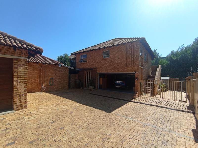 4 Bed Townhouse in Glenvista photo number 23
