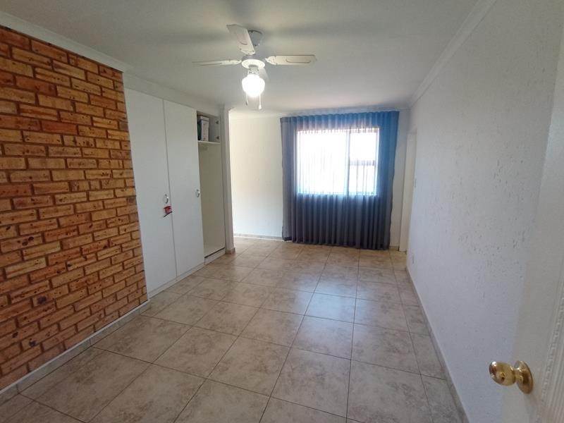 4 Bed Townhouse in Glenvista photo number 9