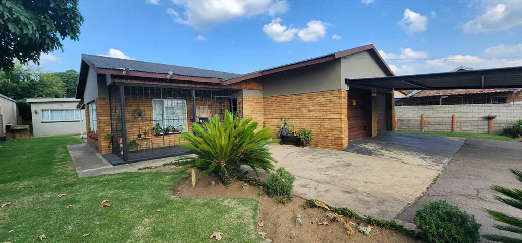 3 Bed House in Witbank Central photo number 1