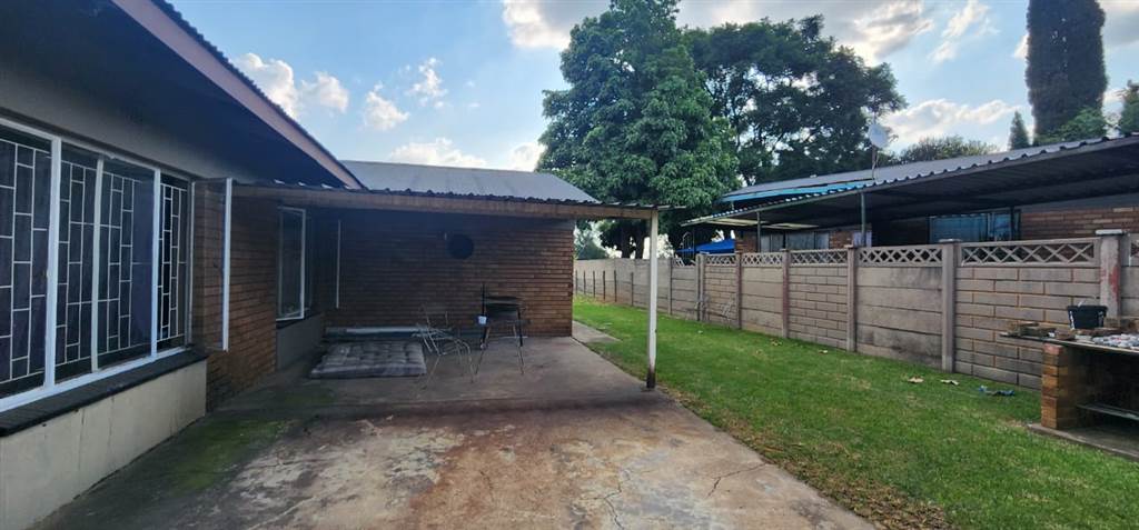 3 Bed House in Witbank Central photo number 19