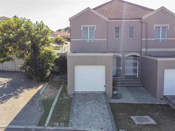 3 Bed Townhouse in Vredekloof Heights