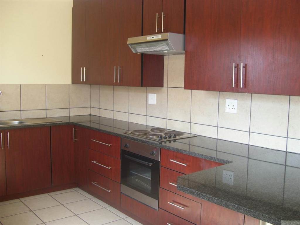 2 Bed Townhouse in Middelburg South photo number 6