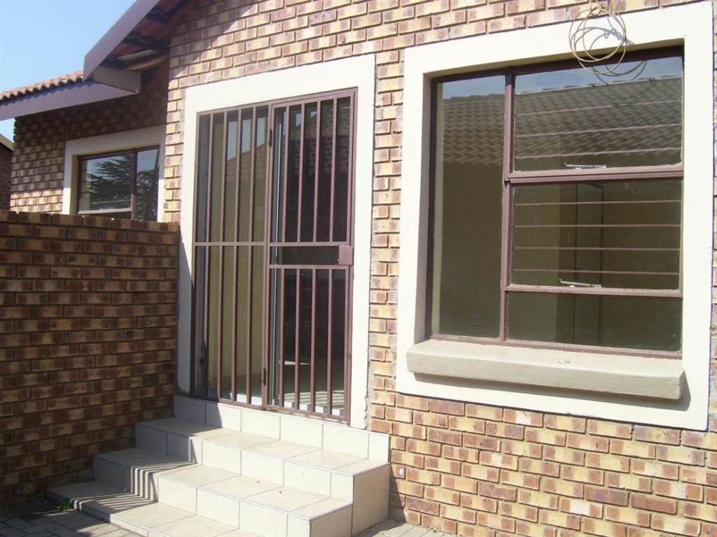 2 Bed Townhouse in Middelburg South photo number 2