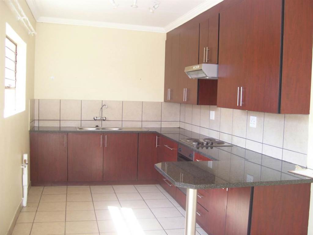 2 Bed Townhouse in Middelburg South photo number 5