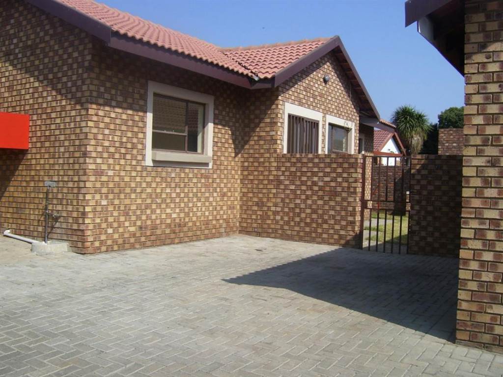 2 Bed Townhouse in Middelburg South photo number 1