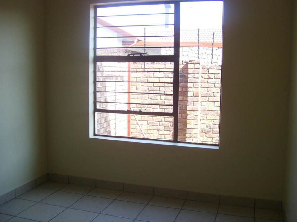 2 Bed Townhouse in Middelburg South photo number 7
