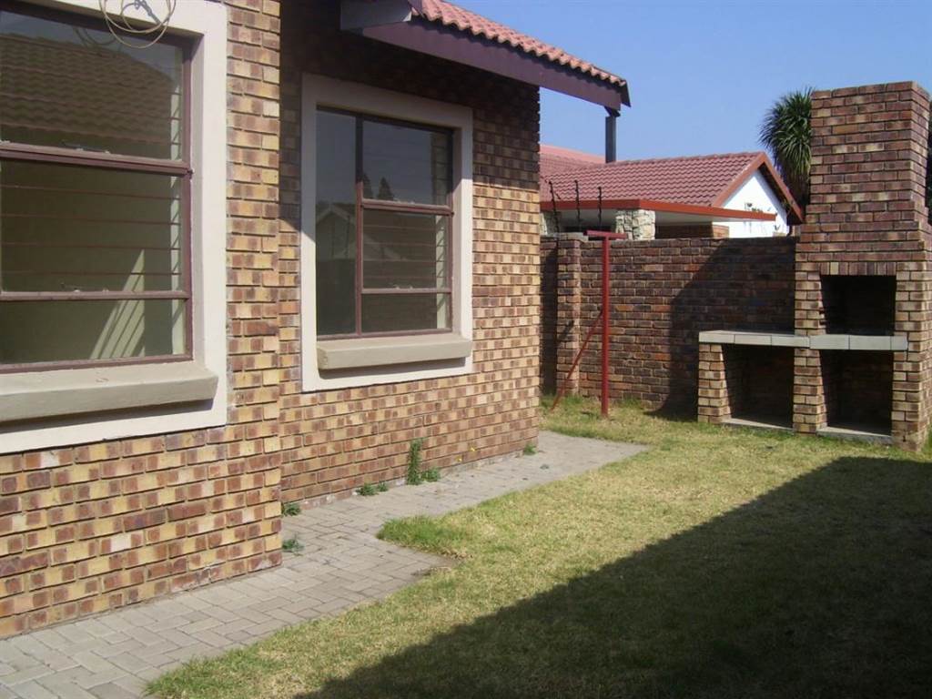 2 Bed Townhouse in Middelburg South photo number 3