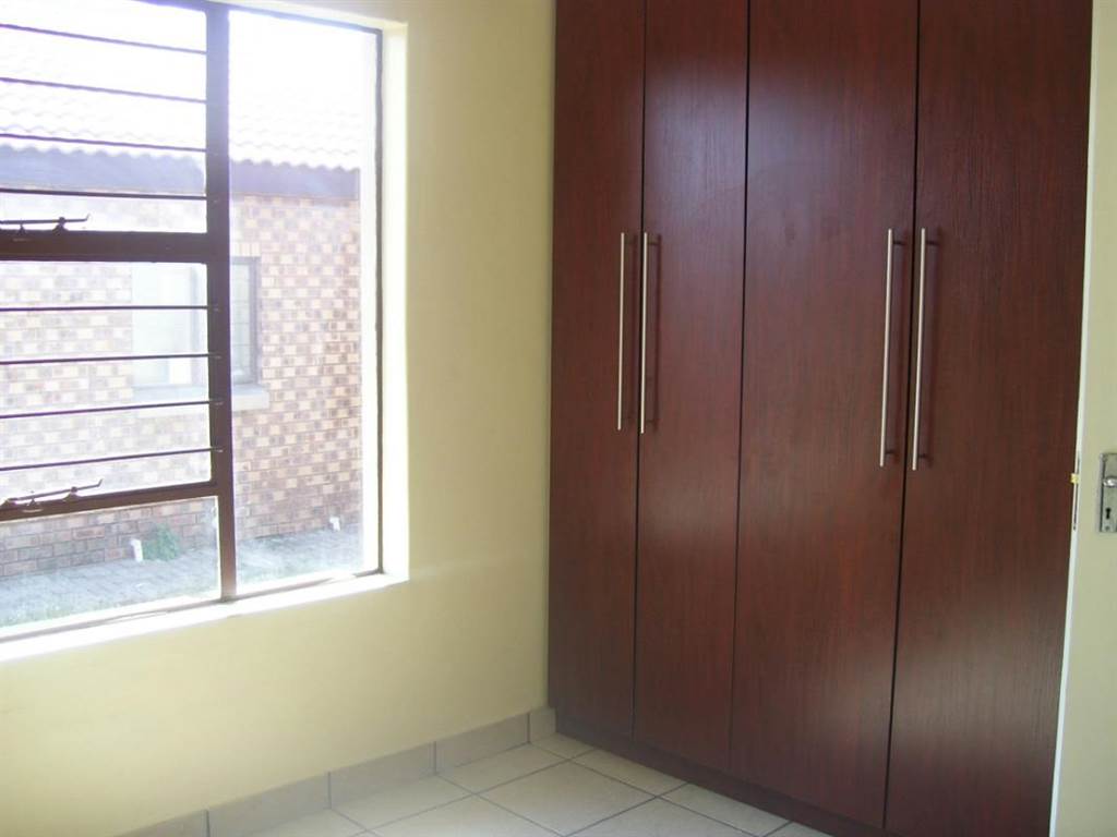2 Bed Townhouse in Middelburg South photo number 8