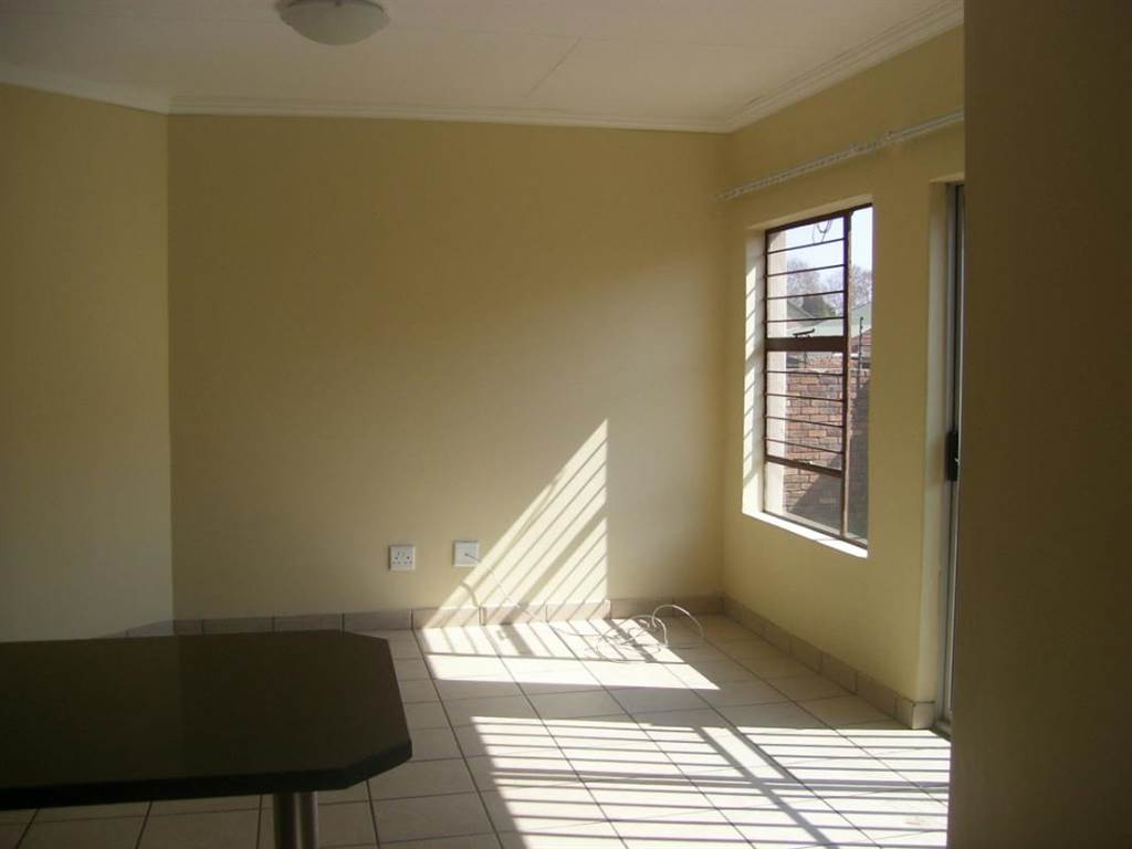 2 Bed Townhouse in Middelburg South photo number 4