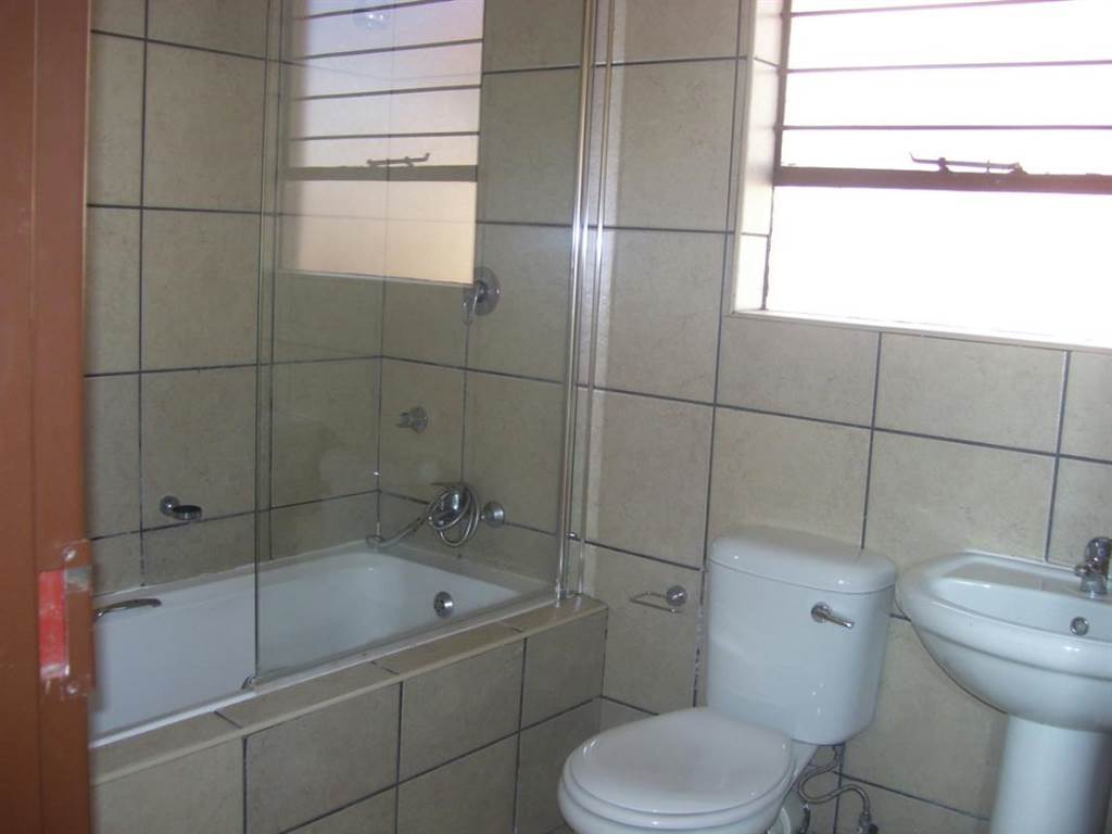 2 Bed Townhouse in Middelburg South photo number 9