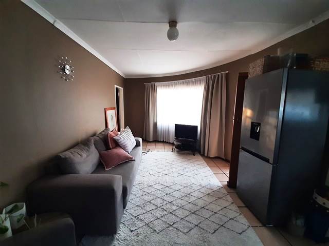 2 Bed House in Hartbeespoort Dam photo number 8