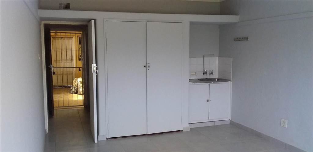 Bachelor apartment in Wilkoppies photo number 2