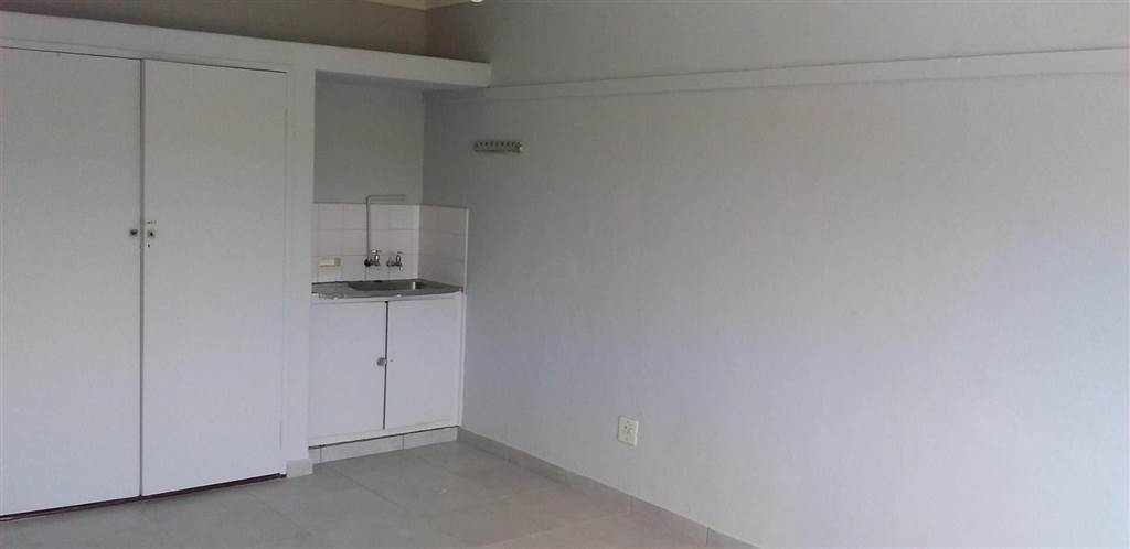 Bachelor apartment in Wilkoppies photo number 3
