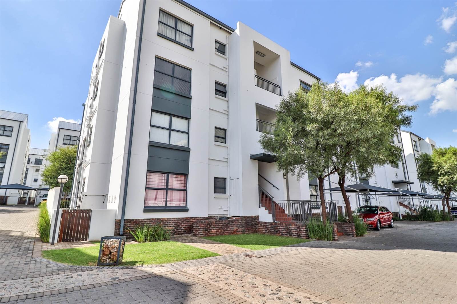 2 Bed Apartment in Greenstone Hill photo number 2