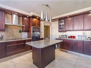 6 Bed House in Atlasville