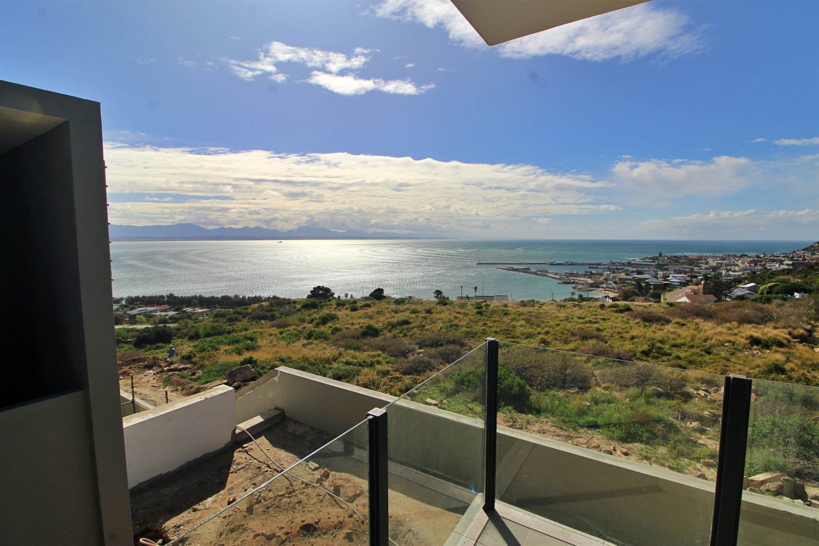 2 Bed Apartment in Mossel Bay Central photo number 15