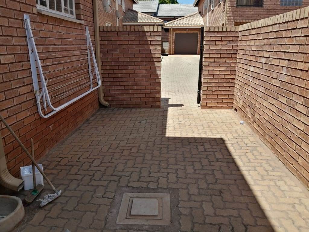 3 Bed Townhouse in Louis Trichardt photo number 10