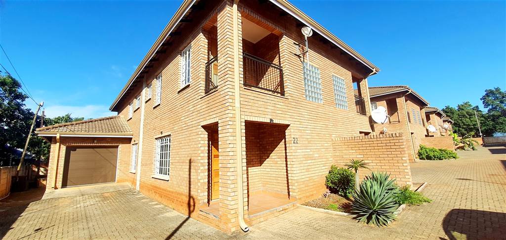 3 Bed Townhouse in Louis Trichardt photo number 1