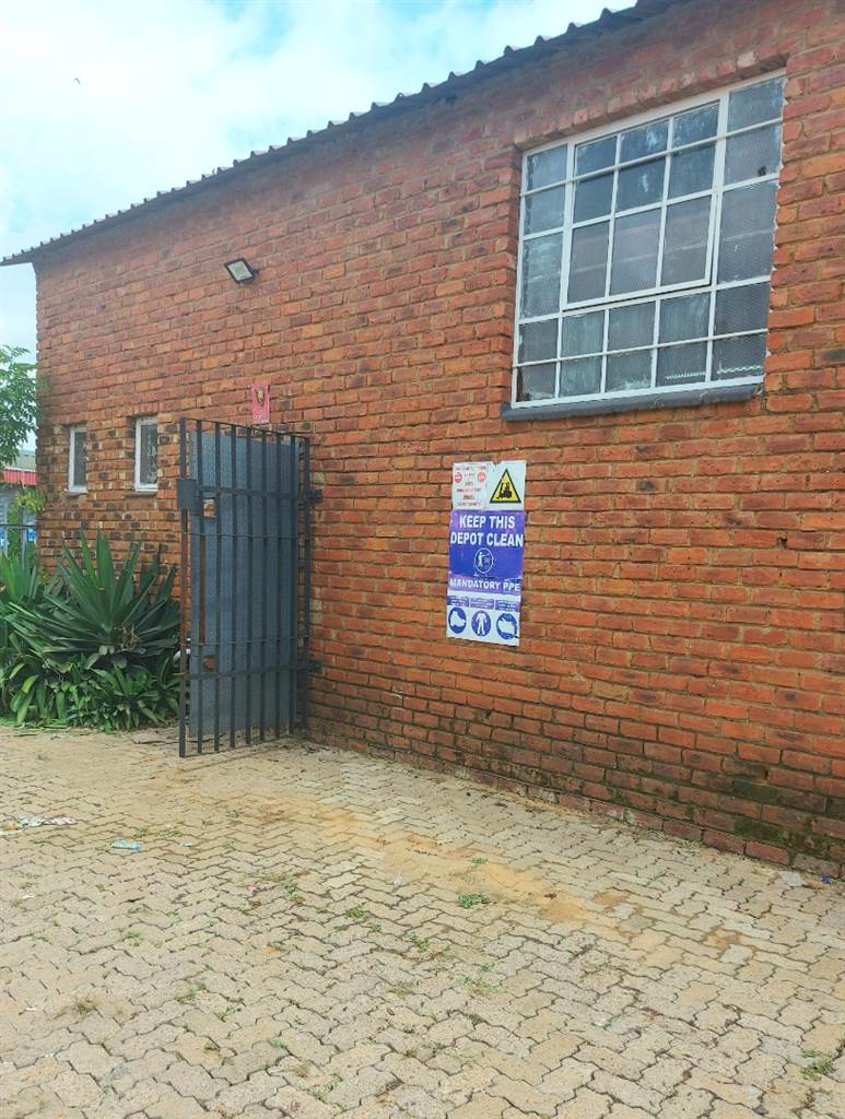 1400  m² Commercial space in Mafikeng photo number 16