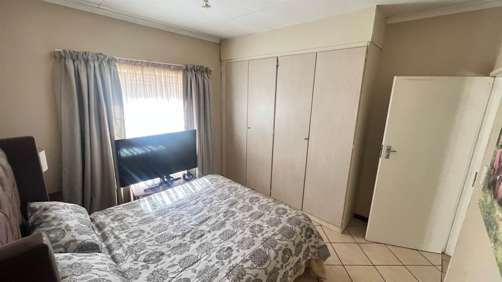 2 Bed Apartment in Mooikloof Ridge photo number 8